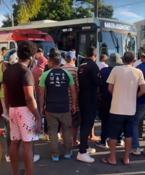 Passageira morre após moto de aplicativo colidir com ônibus na Av. Constantino Nery