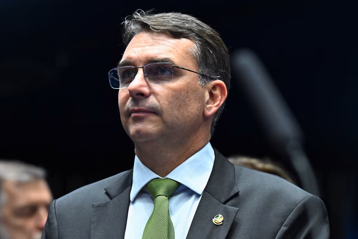 Flávio Bolsonaro pede que EUA suspendam tarifas para não dar "vitória política" a Lula