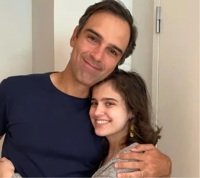 Filha de Tadeu Schmidt anuncia noivado