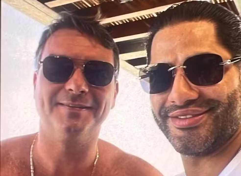 Foto inédita de Flávio Bolsonaro ao lado de 'Sicário' repercute na internet