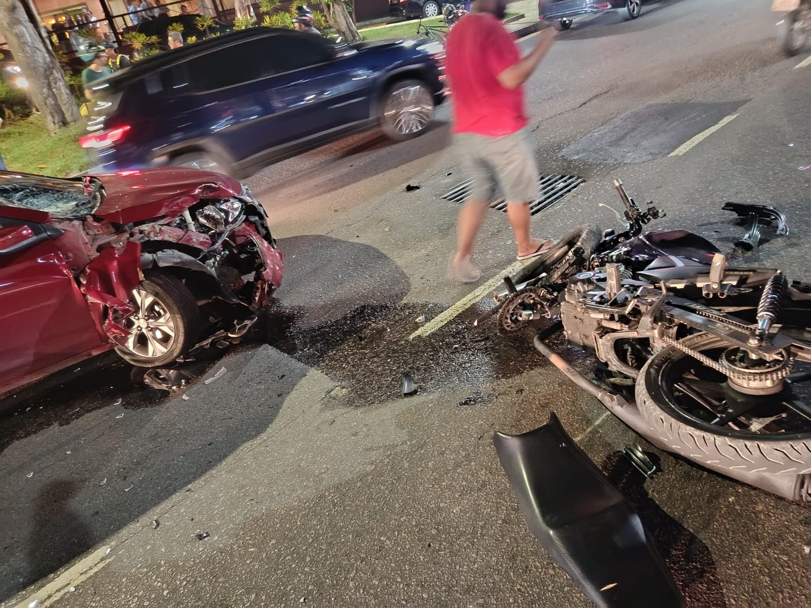Motociclista fica em estado grave após colidir contra carro em Manaus
