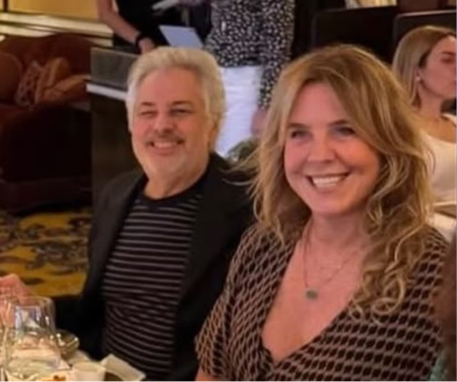 Viúvo de Rita Lee, Roberto de Carvalho surge com ex-namorada em Paris