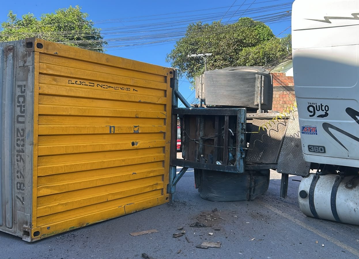 Vídeo: Carreta tomba ao tentar fazer curva em avenida do Monte das Oliveiras