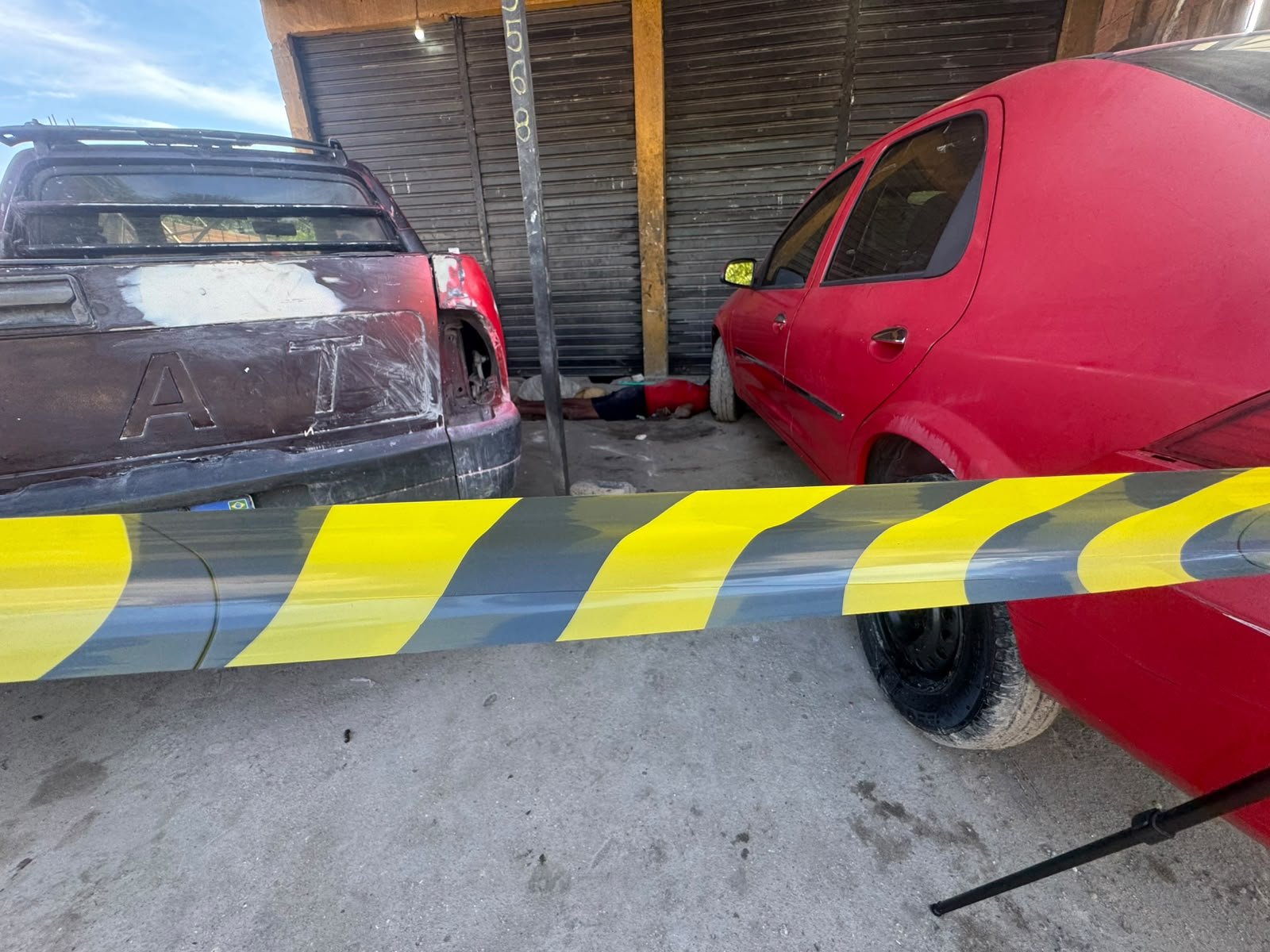 Homem é encontrado morto na frente de oficina no Nova Cidade