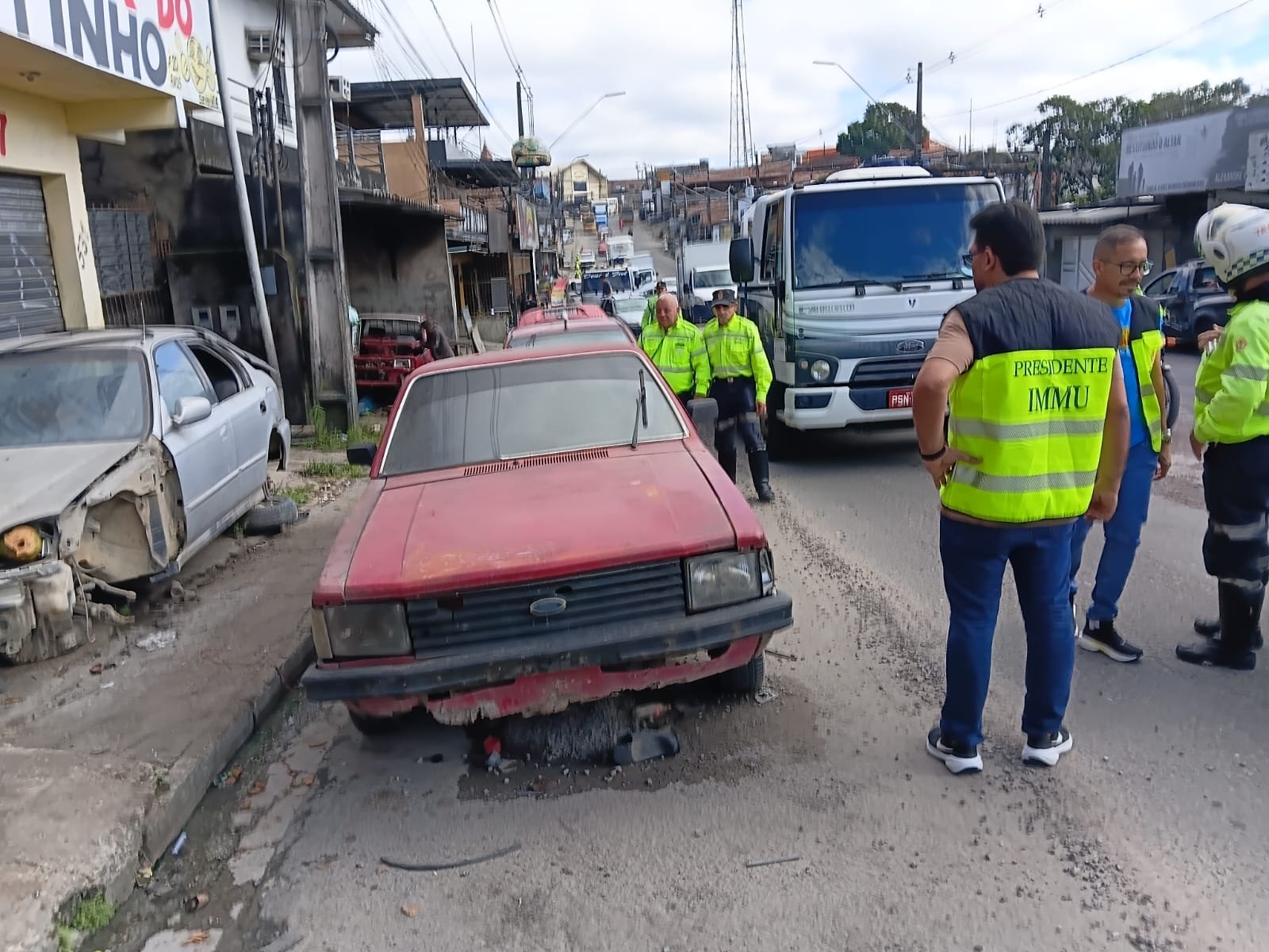 Operação Sucata intensifica retirada de carros abandonados nesta sexta-feira em Manaus