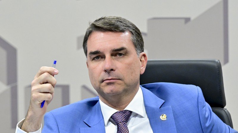 Flávio Bolsonaro diz que seguirá buscando vice após PP barrar Tereza Cristina