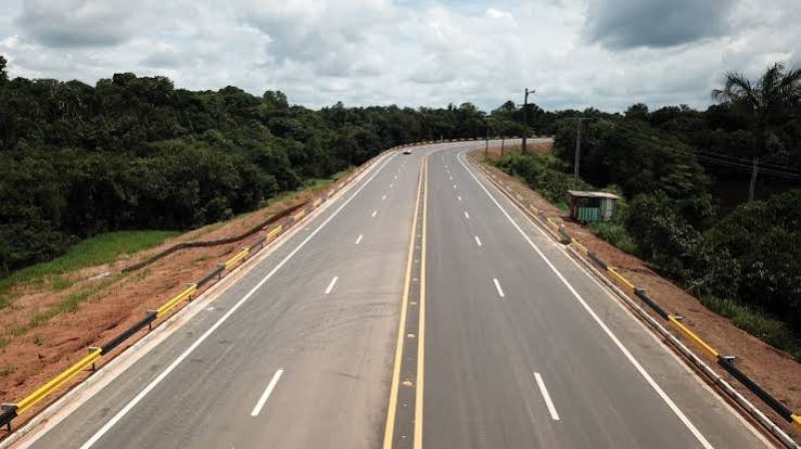 Homem morre em acidente entre carro e moto na rodovia AM-010