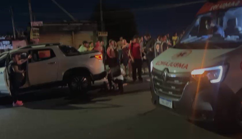 Carro desgovernado atropela quatro pessoas no Educandos