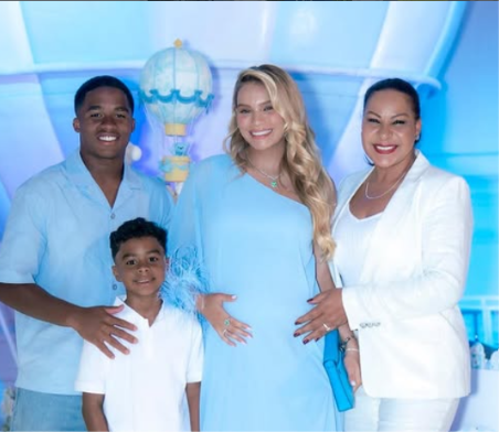 Mãe de Endrick posa com Gabriely Miranda em chá de bebê após rumores de briga