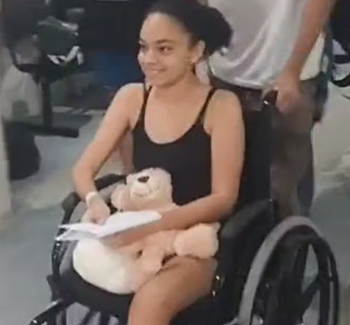 Jovem que perdeu perna após ataque de tubarão em Recife recebe alta depois de 40 dias