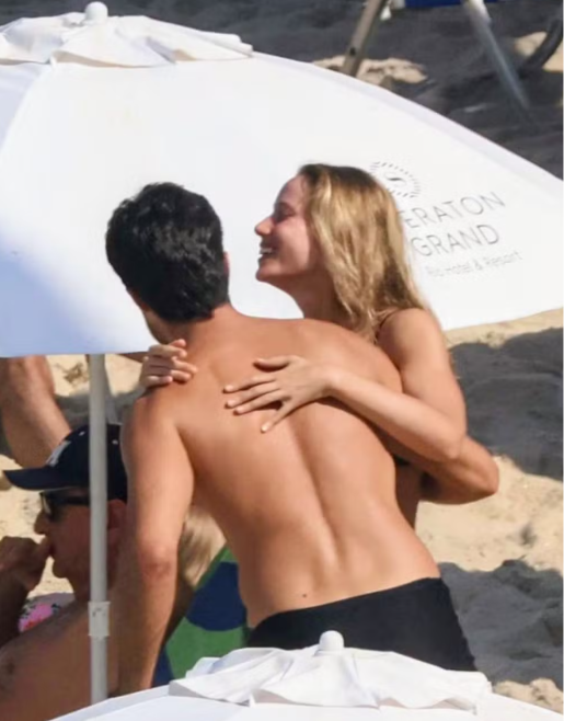 Com direito a "mão boba", Tiago Iorc é flagrado com nova affair em praia do Rio