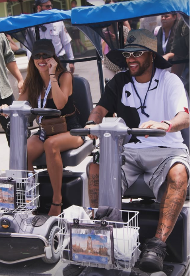 Neymar curte passeio na Disney com a família após eliminação na Copa