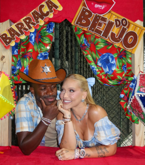 Virginia e Vini Jr. fazem festa julina e posam em clima de romance