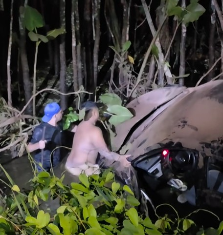 Carro com casal capota em área alagada na AM-010 em Itacoatiara