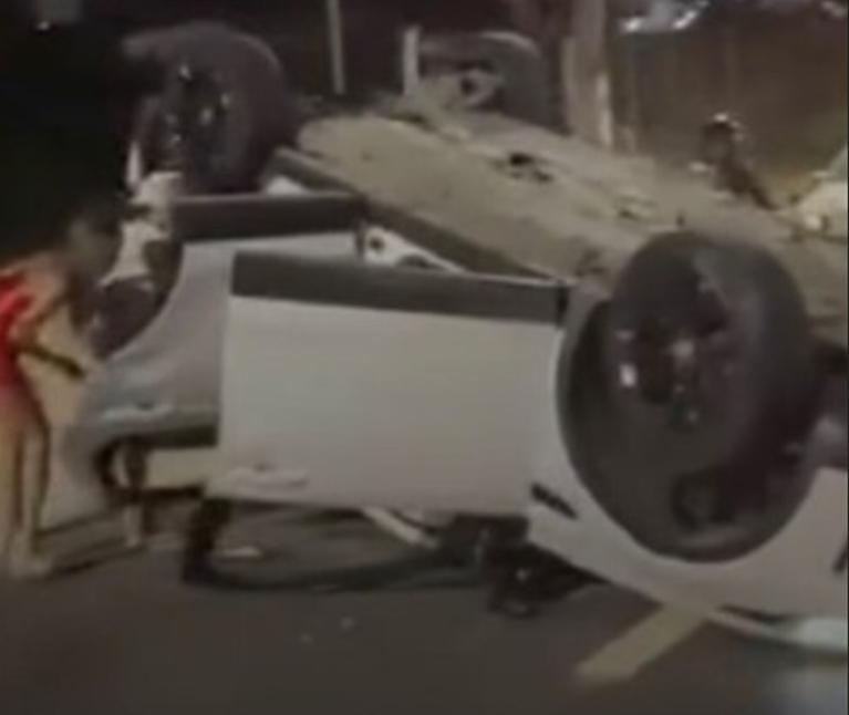 Caminhonete fica destruída após capotar na Avenida das Torres