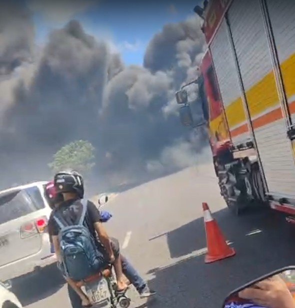 Incêndio em área de mata cria cortina de fumaça negra e assusta moradores no Nova Cidade