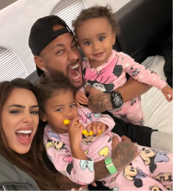 Neymar e Bruna Biancardi voltam ao Brasil após temporada nos EUA