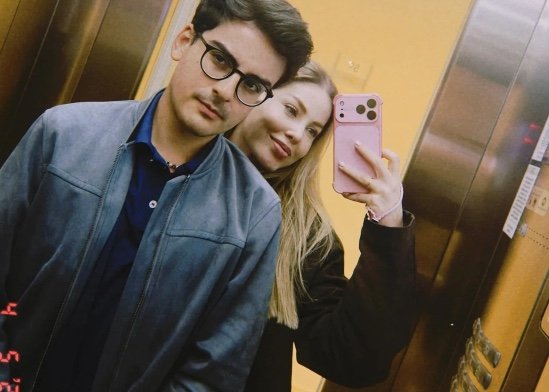 Exposição de affair homoafetivo abala namoro de Dudu Camargo e Saory Cardoso, diz Fábia Oliveira