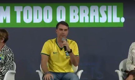 Em meio a críticas, Flávio Bolsonaro anuncia viagem aos EUA para defender o PIX