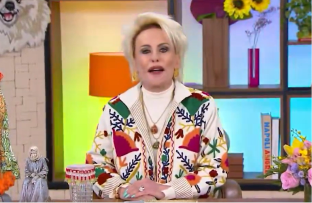 Ana Maria Braga abre o 'Mais Você' ao som de toada do Caprichoso; vídeo