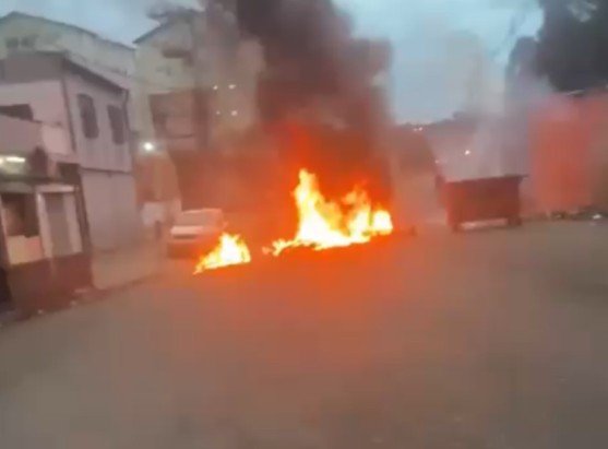 Criminosos sequestram ônibus e montam barricadas durante operação da PM no Rio
