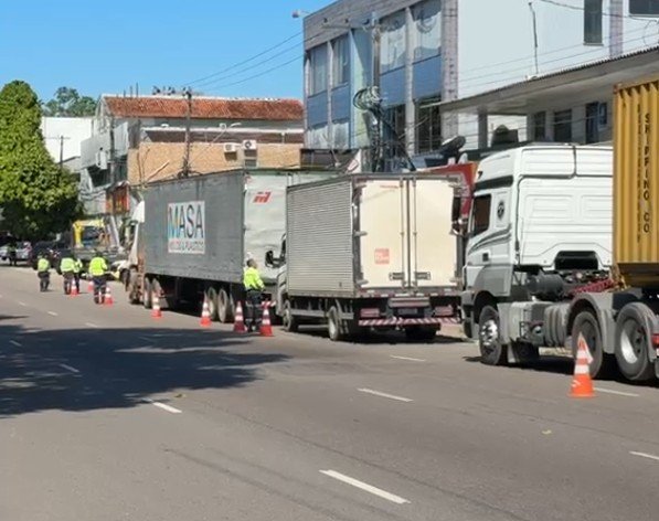 Operação Carga Pesada fiscaliza circulação de veículos pesados na Av. Rodrigo Otávio