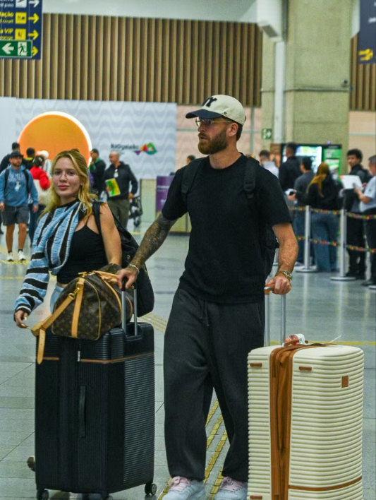 Karoline Lima e Léo Pereira voltam ao Brasil após noivado