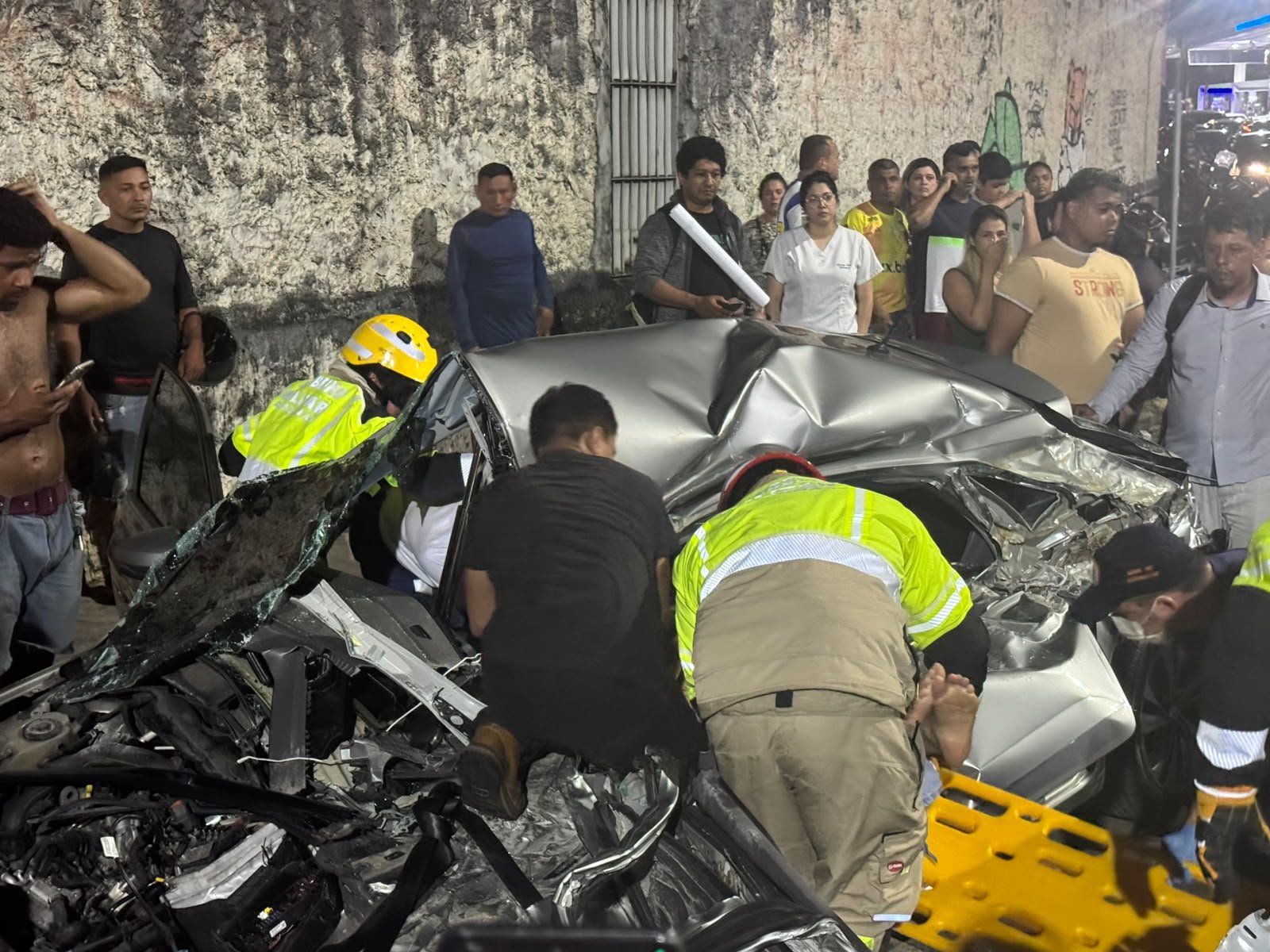 Carreta tomba na Avenida das Torres e quase esmaga veículos no viaduto