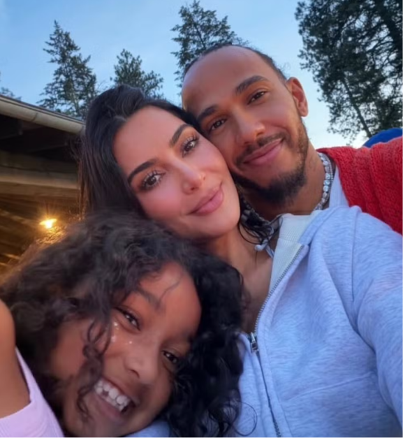 Kim Kardashian posa com Lewis Hamilton em momento em família