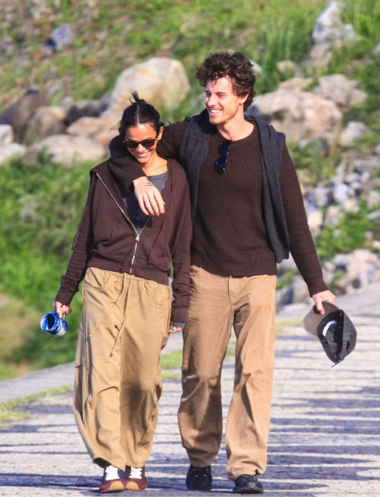 Bruna Marquezine e Shawn Mendes trocam beijos durante passeio no Rio; veja fotos