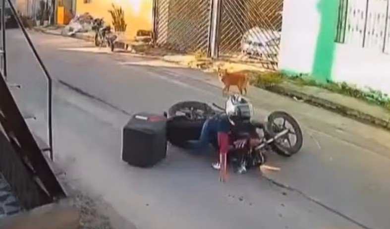 Motociclista cai em buraco da Águas de Manaus e fica ferida; vídeo