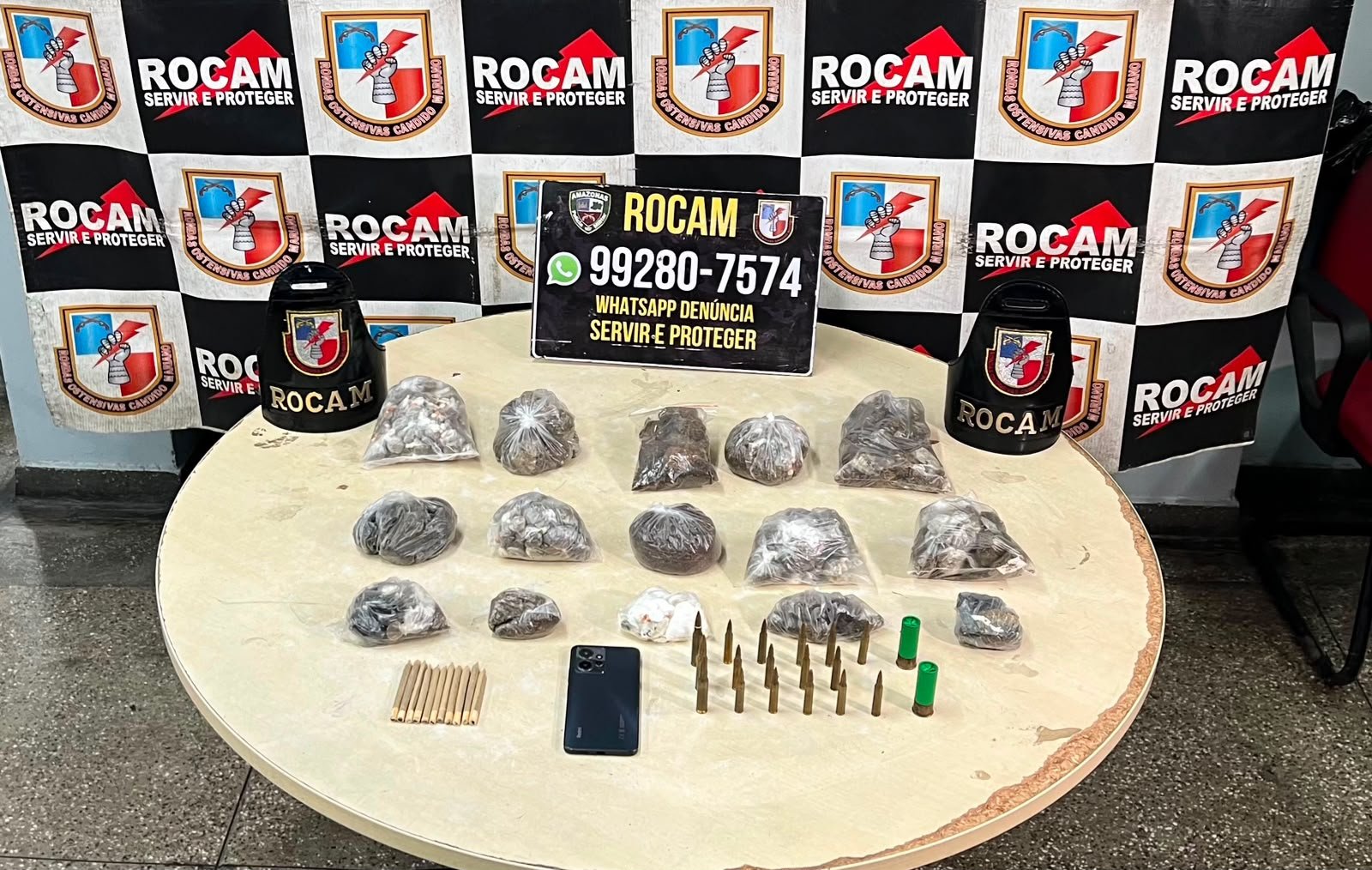 Homem é preso com drogas e munições após tentar se esconder em mercadinho em Manaus