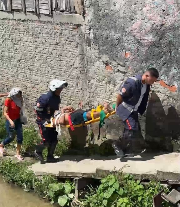 Homem cai em igarapé após ser esfaqueado por moradores no Valparaíso