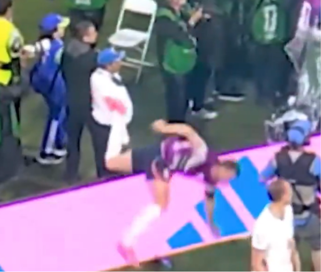 Jogador da Inglaterra cai e sofre grave lesão durante comemoração; vídeo