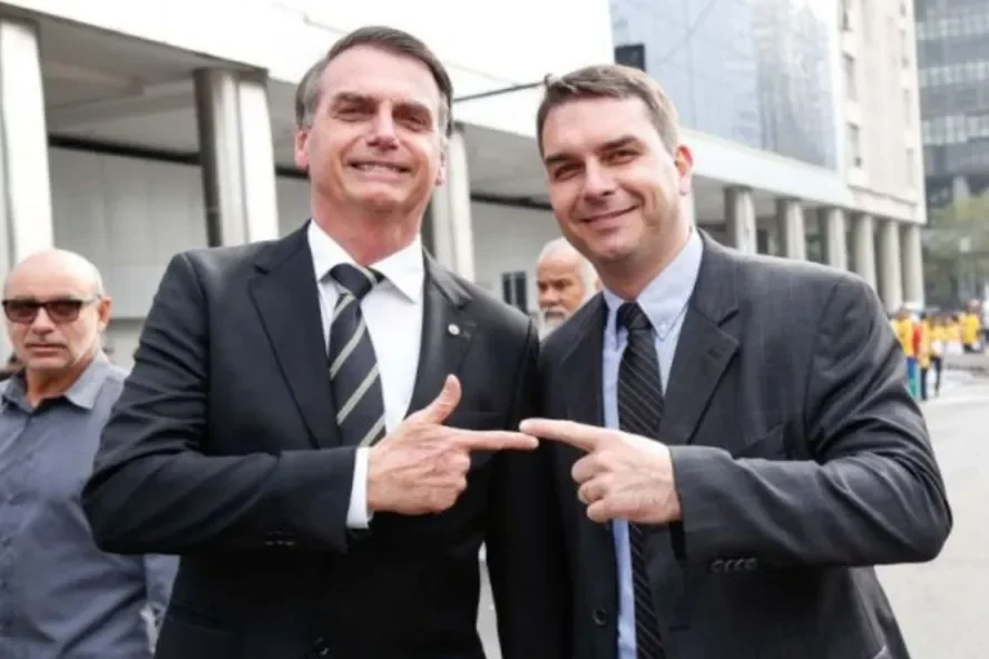 Moraes suspende visitas de Flávio Bolsonaro ao pai por 90 dias