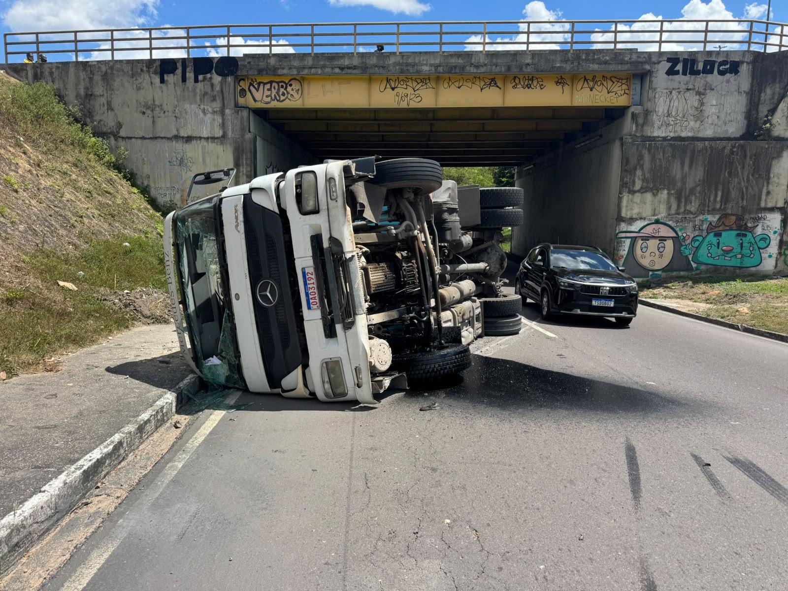 Motorista fica ferido após carreta tombar debaixo de viaduto na Av. Max Teixeira