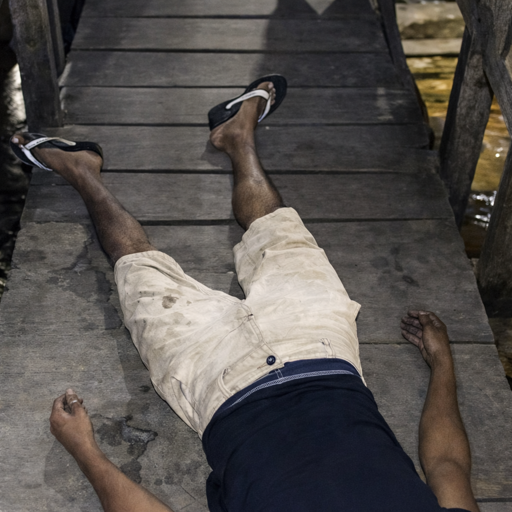 Moradores ouvem tiros e encontram homem morto em escadaria no Novo Israel