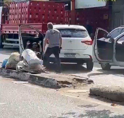Vídeo: Suposto agente da DEHS atira contra motorista durante briga de trânsito em Manaus