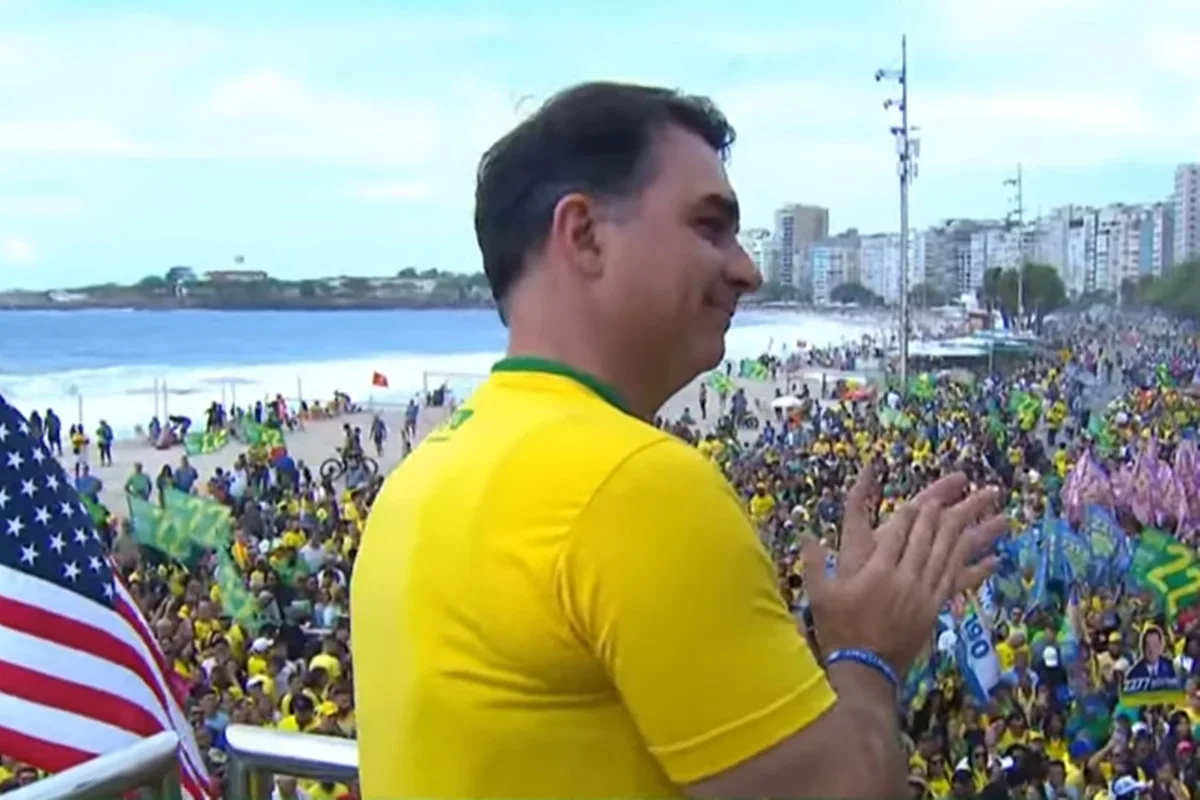 Flávio cancela agenda de campanha em cidade onde Bolsonaro foi esfaqueado em 2018