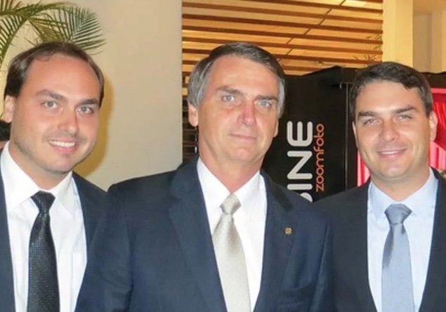 Defesa de Jair Bolsonaro aciona STF para garantir visita dos filhos no Dia dos Pais