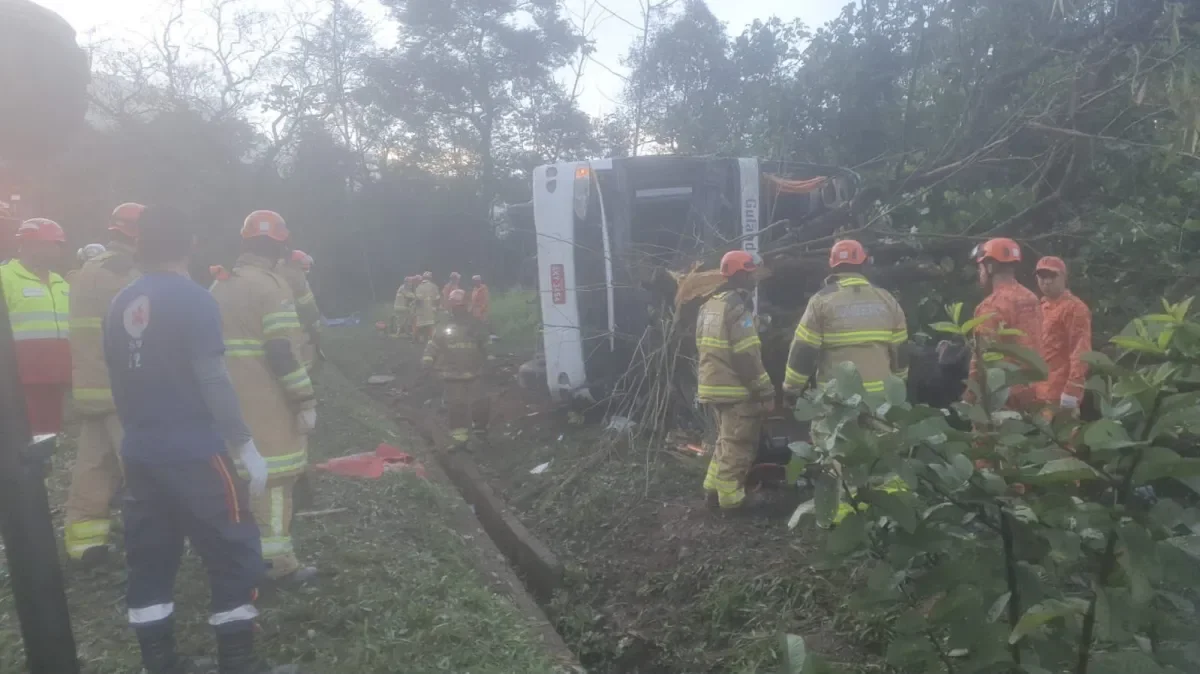Acidente com ônibus deixa 9 mortos e 40 feridos em estrada no Rio de Janeiro