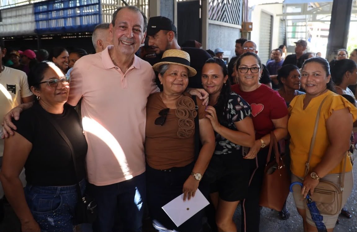 Em Codajás, Omar defende construção de aeroporto e maternidade para reduzir isolamento do interior