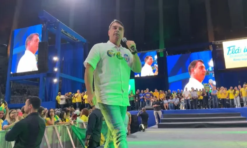 Flávio Bolsonaro explica ausência em debate e diz que só quer enfrentar Lula