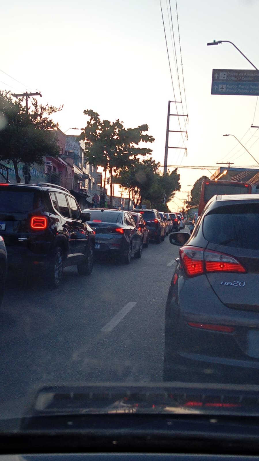 Greve no Transporte Especial bloqueia avenidas e deixa trânsito caótico em Manaus