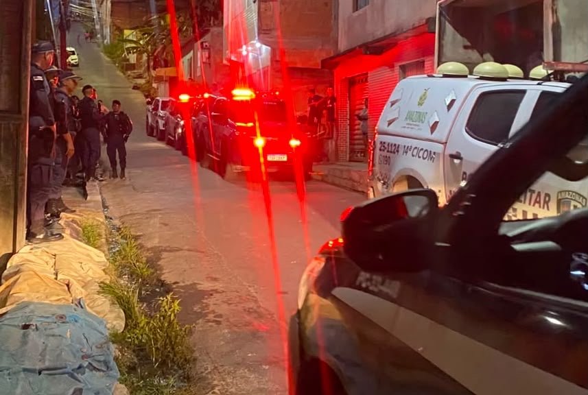 Homem é assassinado com tiro na cabeça em casa abandonada em Manaus