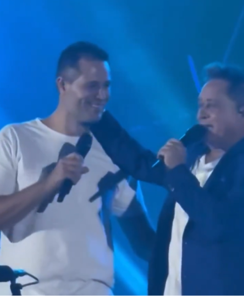 Ao lado do primogênito, Leonardo reclama dos outros filhos em show
