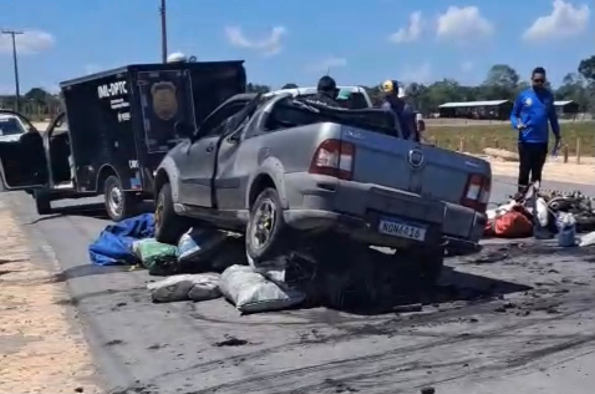 Grave acidente entre moto e picape deixa um morto e um ferido na AM-010