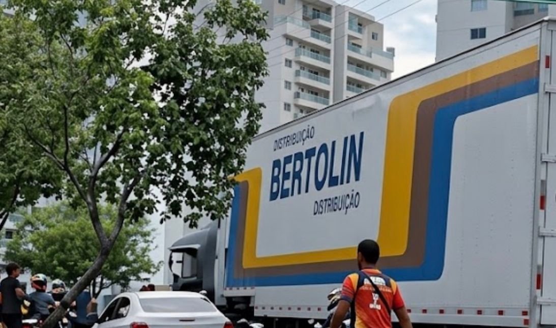 Motociclista sai para comprar comida e morre atropelada por caminhão em Manaus