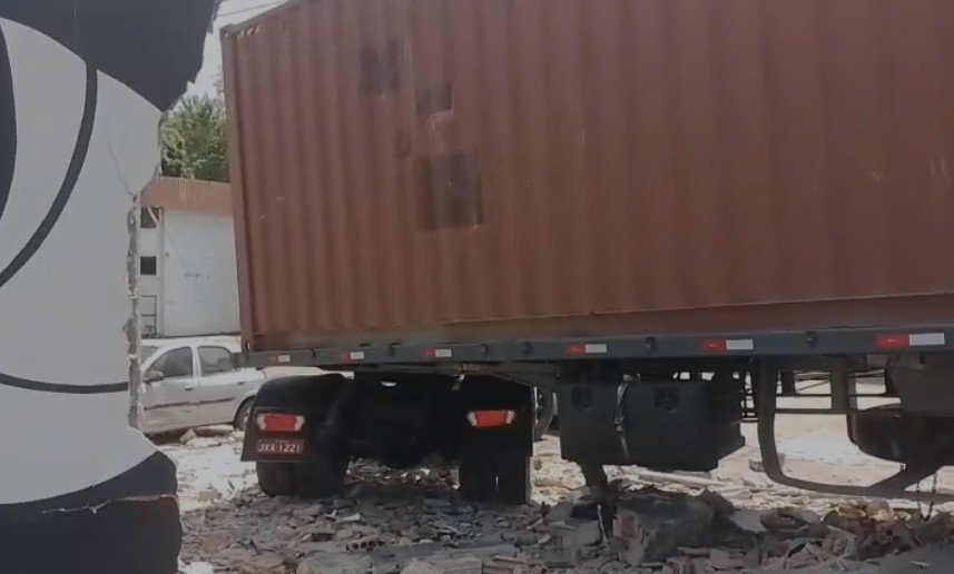 Carreta colide com muro de empresa ao tentar evitar acidente na avenida Efigênio Salles