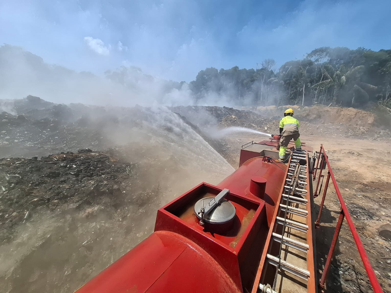Incêndio em lixão de Iranduba chega ao quinto dia; bombeiros atuam sem pausa